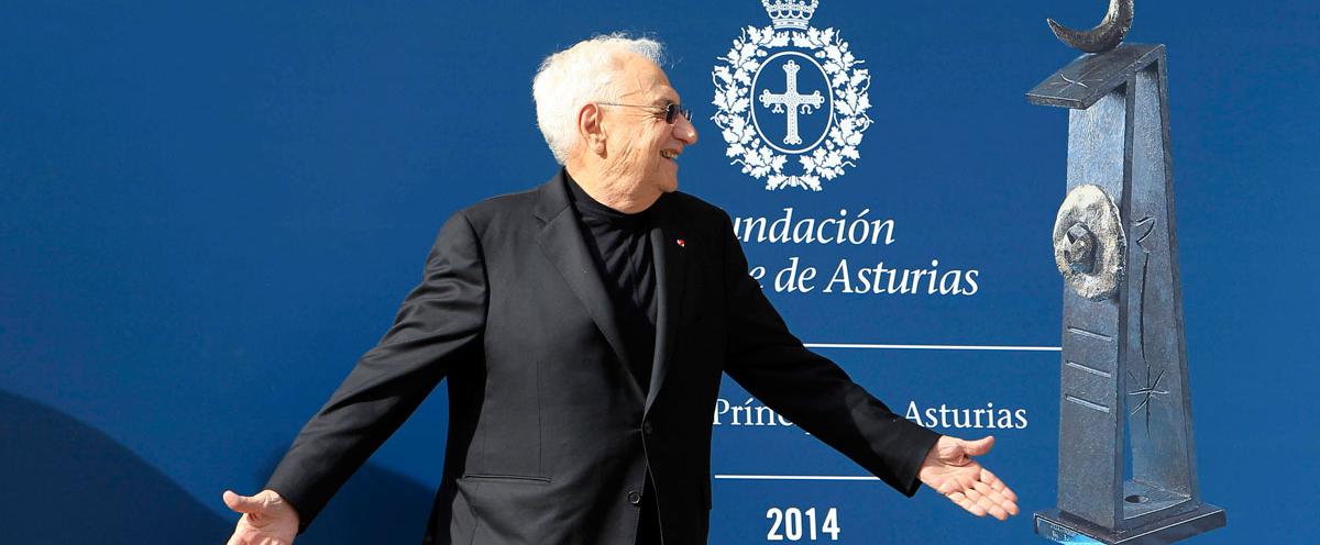Frank Gehry in a happy moment (before a tense press conference) as he receives the Prince of Asturius Prize for his work on the wildly successful Bilbao Museum. photo by José Luis Cereijido